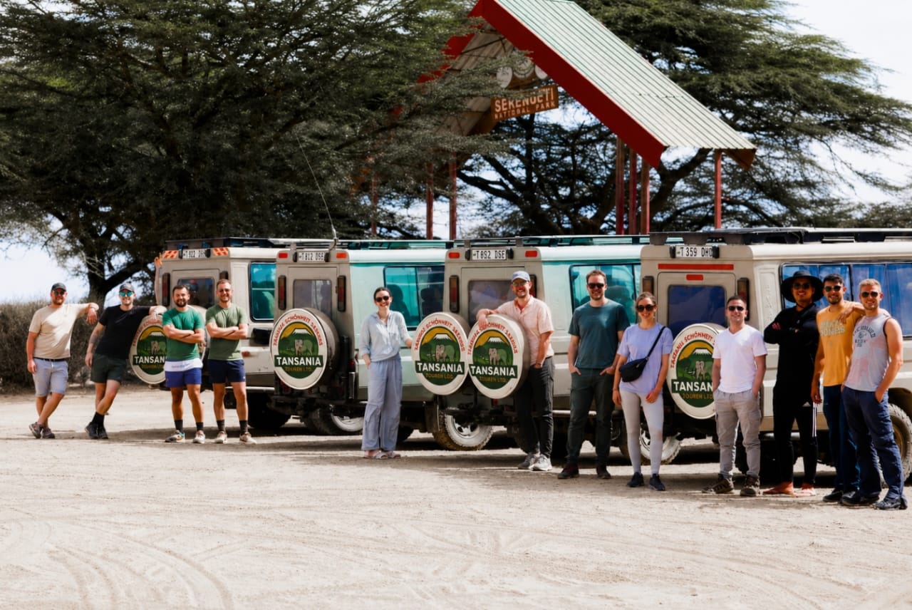 Unsere Flotte am Tor zum Serengeti-Nationalpark